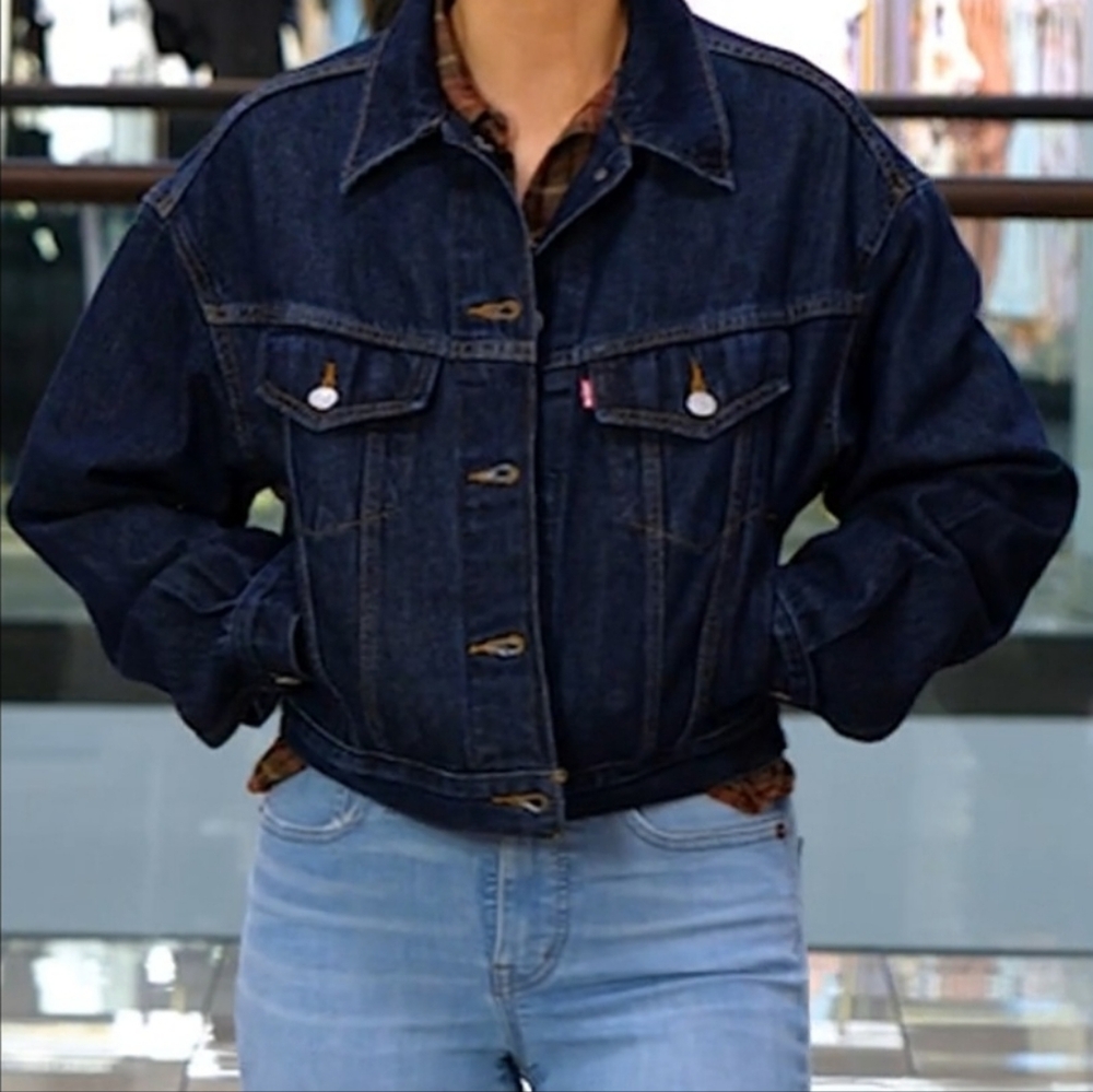 Levi's 90s Trucker Jacket in the color "Shaded Blue", Classic! Cropped & Cute